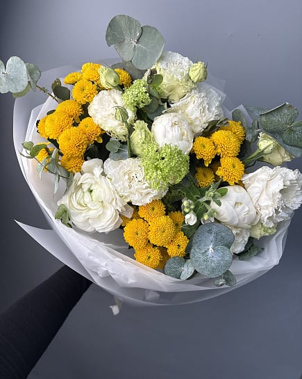 Яркий букет с желтыми хризантемами и белыми ранункулюсами с доставкой по Астане