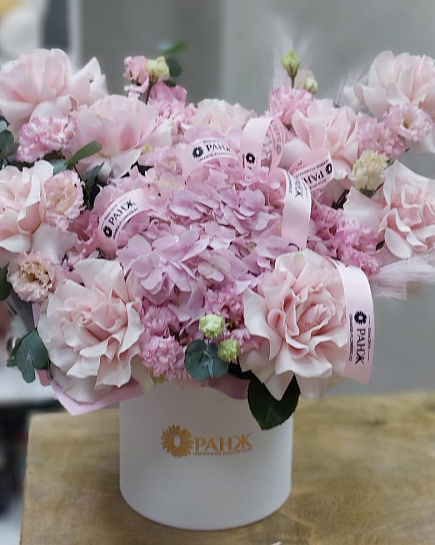 Розовый круглый букет с розами и гортензией with delivery to Almaty