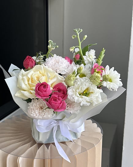 Розово-белая круглая коробка с розами и хризантемами with delivery to Astana