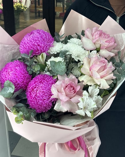 Яркий микс из хризантем и роз с доставкой по Астане