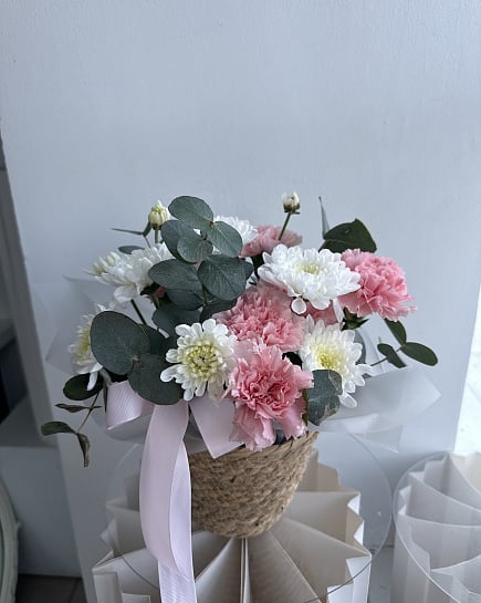 Пастельный дуэт хризантем и гвоздик с доставкой по Астане