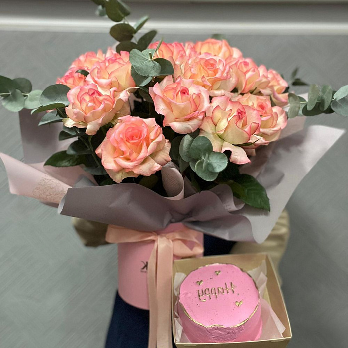 Bouquet of 11 French roses in a box + Bento cake