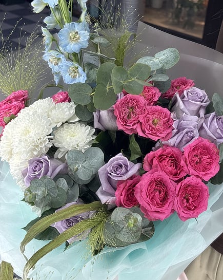 Авторский микс с пионовидными розами и дельфиниумом с доставкой по Астане