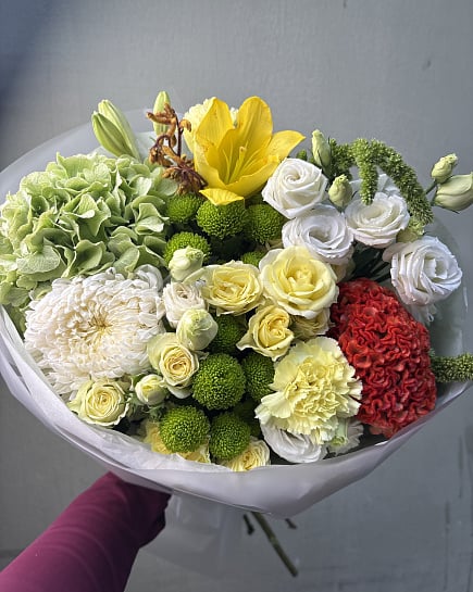 Большой круглый букет с гортензией и розами with delivery to Astana