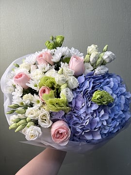 Лазурная гортензия с розовыми розами