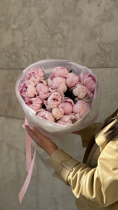 Bouquet of 15 peonies in stylish packaging
