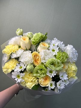 Солнечный микс из роз и хризантем