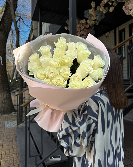 25 белых роз в пышном оформлении с доставкой по Алматы