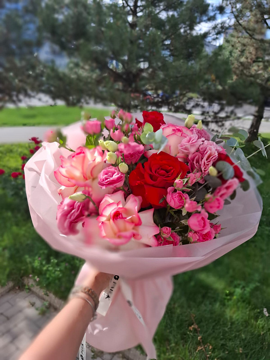 Страстный дуэт: Красные и розовые розы - купить в Алматы с доставкой