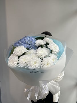 Бело-синяя гармония с гортензией