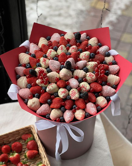 Strawberry in chocolate Tenderness l in pink packaging with delivery to Almaty