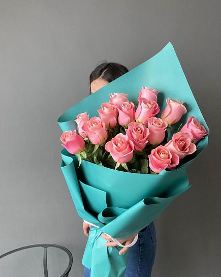 Розовые розы 15 шт в изумрудном оформлении с доставкой по Алматы
