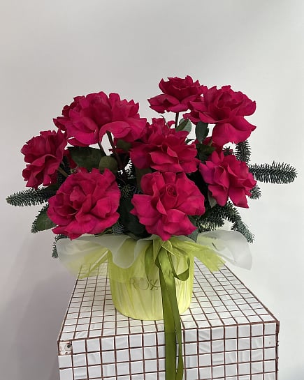 Яркие розы с нобилисом с доставкой по Астане