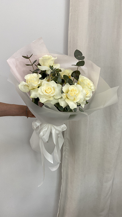 7 French roses with eucalyptus