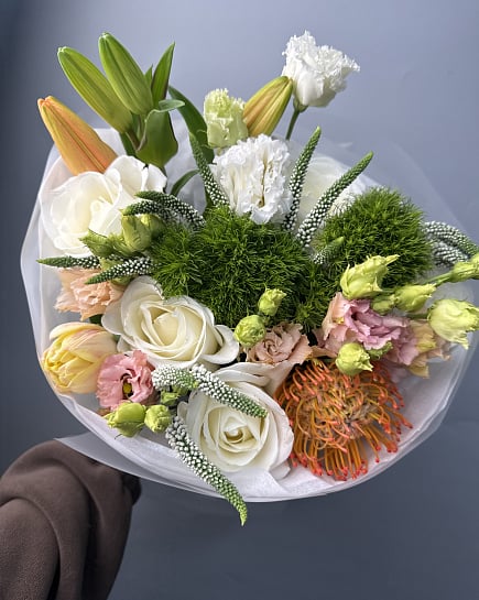 Экзотический микс с протеей и розами с доставкой по Астане