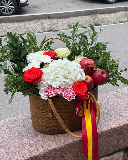 Яркий микс в корзине с яблоками with delivery to Almaty