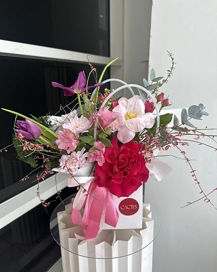 Яркий букет с красной розой и тюльпанами с доставкой по Астане