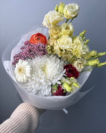 Яркий букет с ранункулюсом и хризантемой с доставкой по Астане