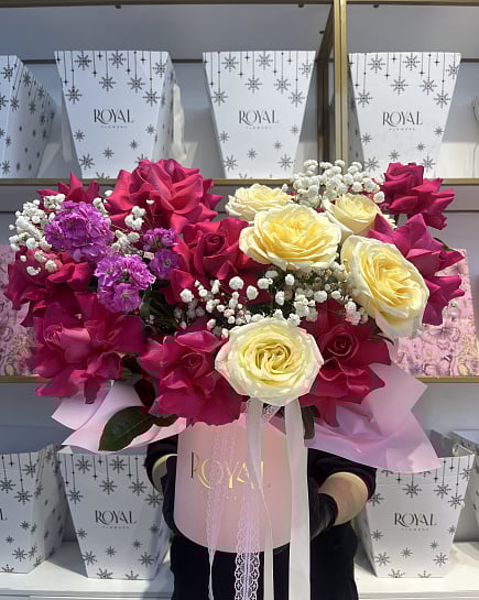 Яркий букет из пионовидных роз с маттиолой и гипсофилой с доставкой по Астане