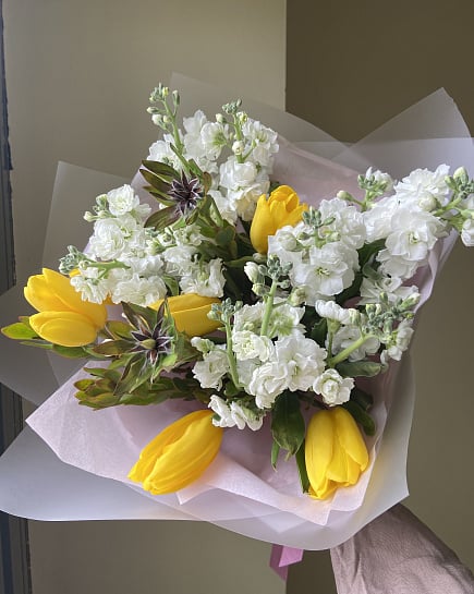 Солнечный дуэт тюльпанов и маттиолы с доставкой по Астане