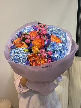 Яркий микс из гортензий и кустовых роз