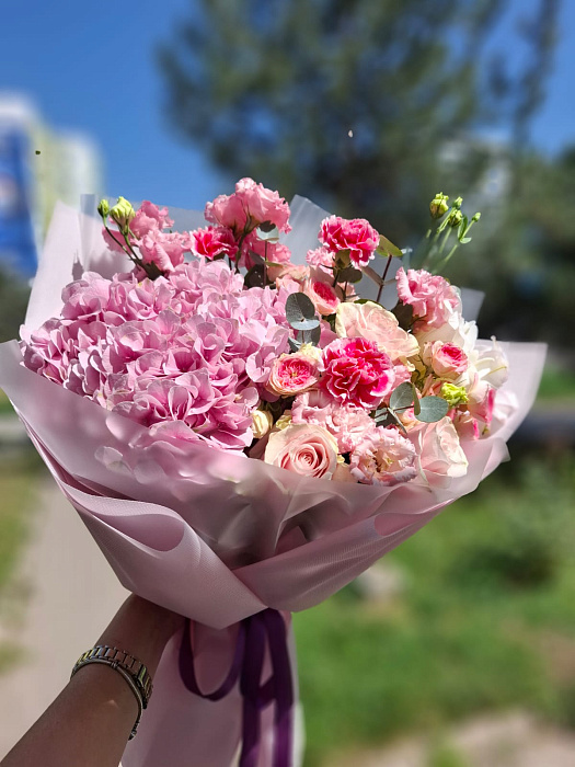 Розово-желтый круглый букет с гортензией
