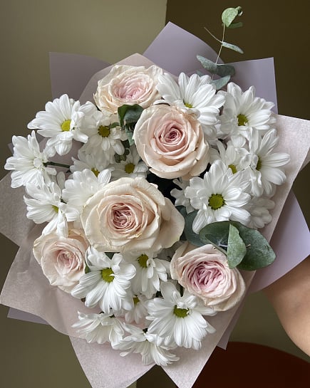 Романтичный дуэт пионовидных роз и хризантем с доставкой по Астане