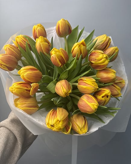Солнечные тюльпаны в подарочной упаковке с доставкой по Астане
