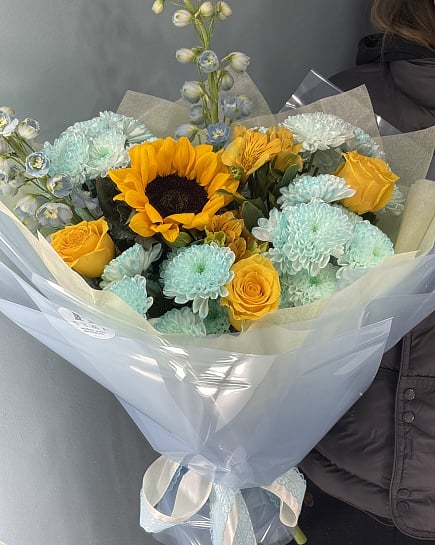 Солнечный контраст с подсолнухами и дельфиниумом с доставкой по Астане