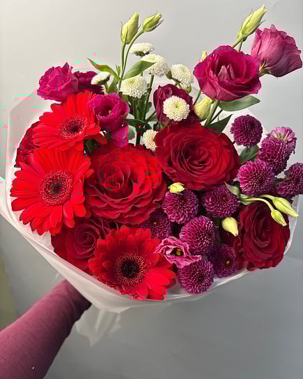 Страстный микс из роз и гербер с доставкой по Астане