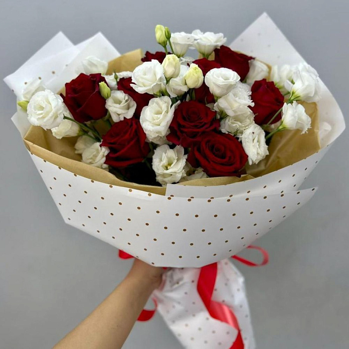 Mixed Bouquet of Lisianthus and Dutch Roses