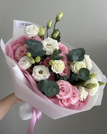 Нежный букет из розовых кустовых роз и белой эустомы с доставкой по Астане