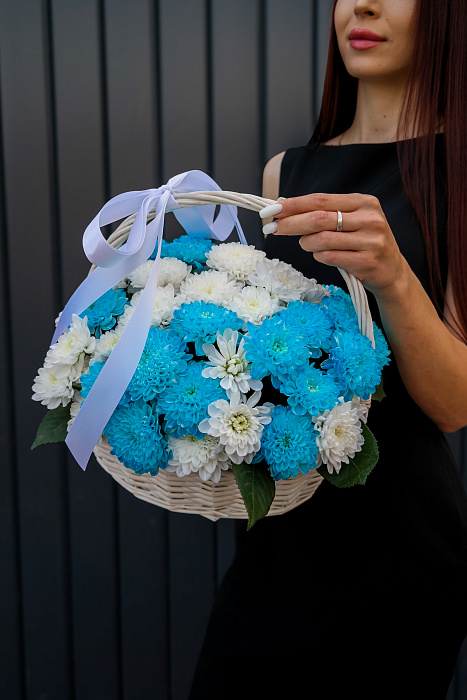 Composition in a chrysanthemum basket