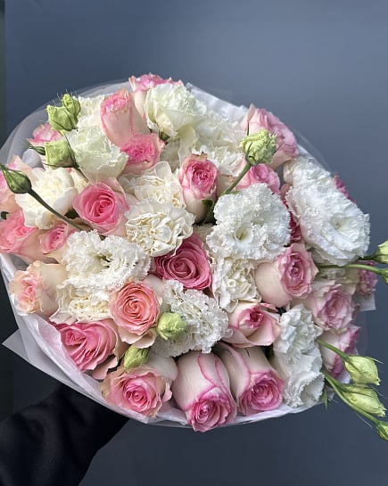 Романтическое облако из роз и эустомы с доставкой по Астане