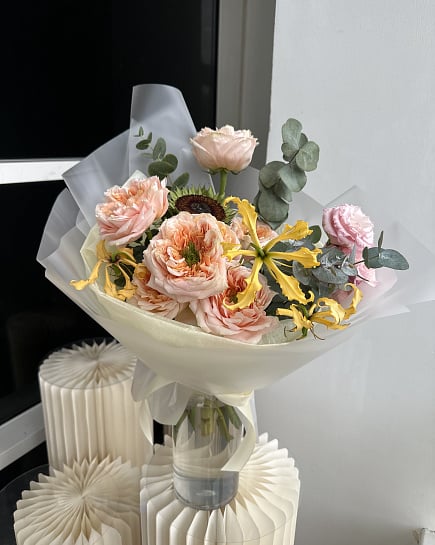 Солнечный акцент с пионовидными розами с доставкой по Астане