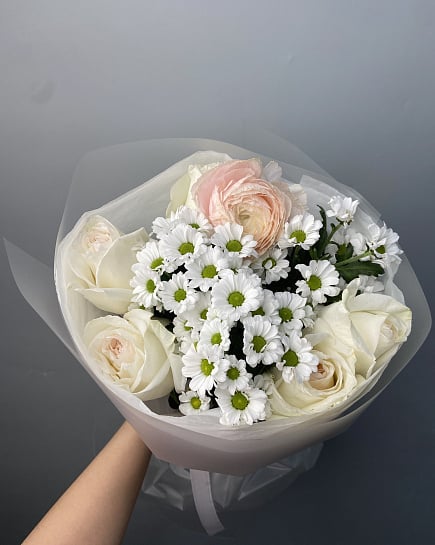 Нежный букет из роз, ромашек и ранункулюса с доставкой по Астане