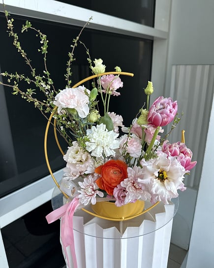 Солнечный полумесяц с ранункулюсом с доставкой по Астане