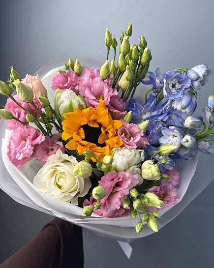 Яркий микс с подсолнухом и дельфиниумом с доставкой по Астане