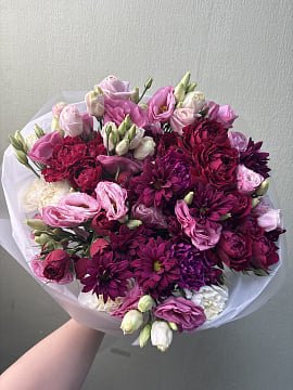 Яркий микс из эустомы и кустовых роз