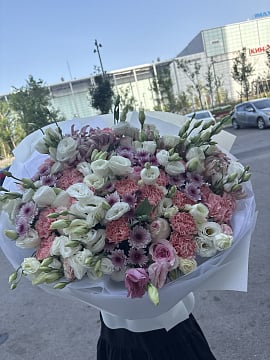 Зефирное облако из эустомы и гвоздик