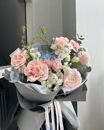 Нежный букет с пионовидными розами и гортензией с доставкой по Астане