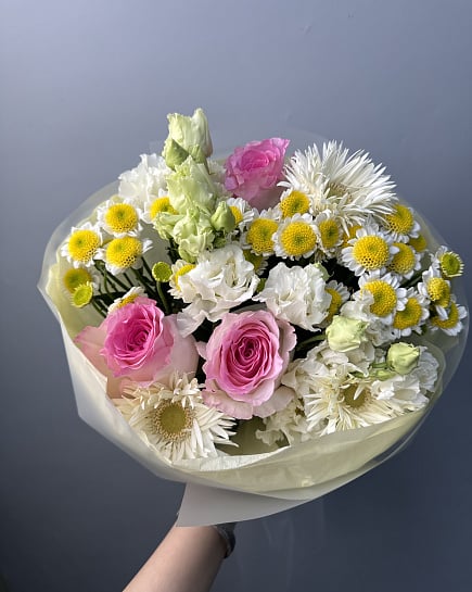 Весенний микс с кустовыми розами и хризантемами с доставкой по Астане