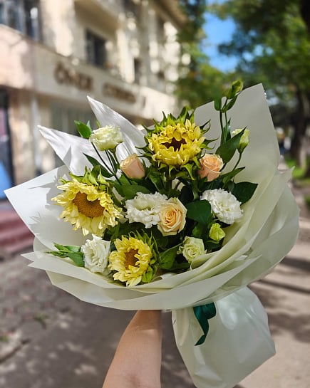 Асимметричный желто-белый букет с подсолнухами с доставкой по Алматы