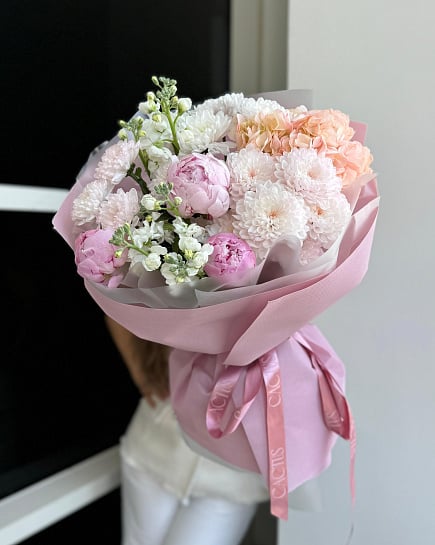 Нежный букет с пионами и экзотикой с доставкой по Астане