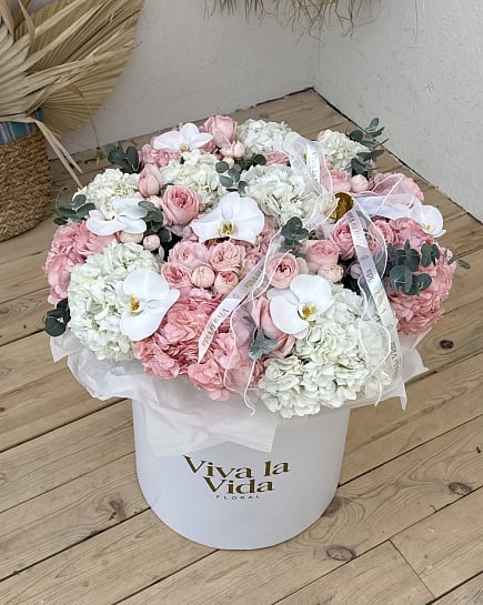 Бело-розовый букет из гортензий, роз и орхидей with delivery to Astana