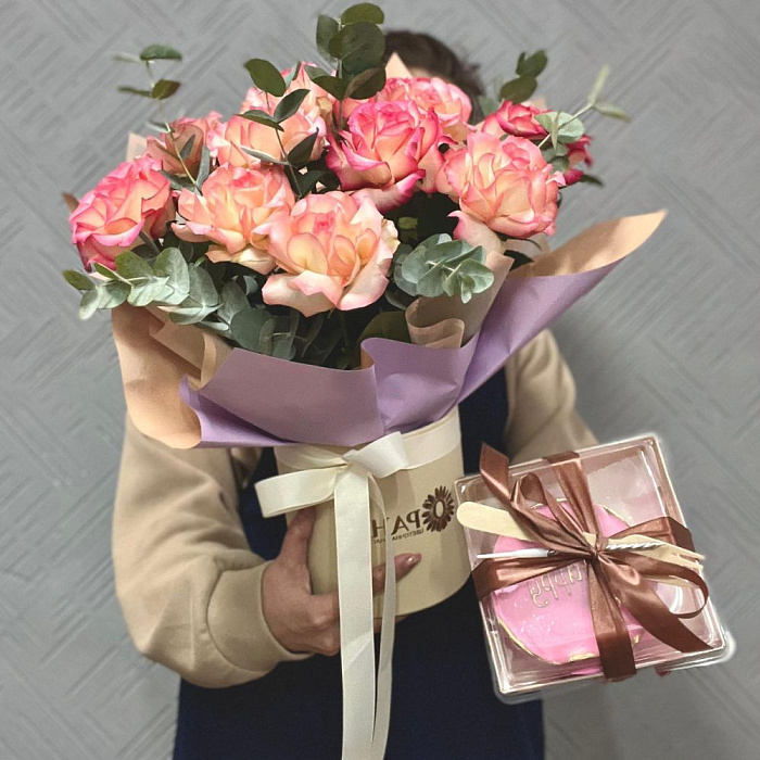 Bouquet of 17 French roses in a box + Bento cake