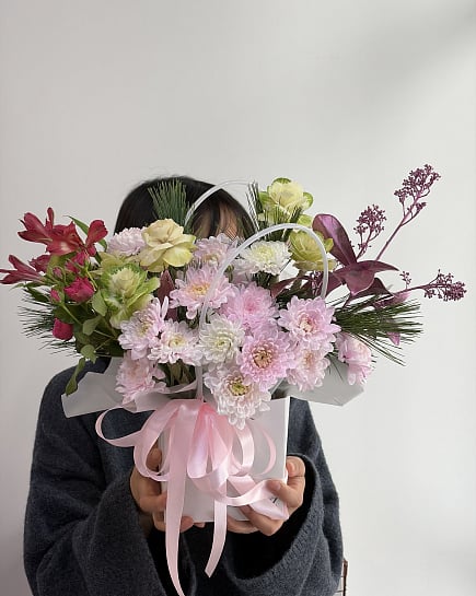 Нежный букет с розовыми хризантемами и альстромерией с доставкой по Астане