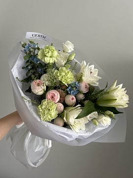 Асимметричный букет из роз, лилий и дельфиниума
