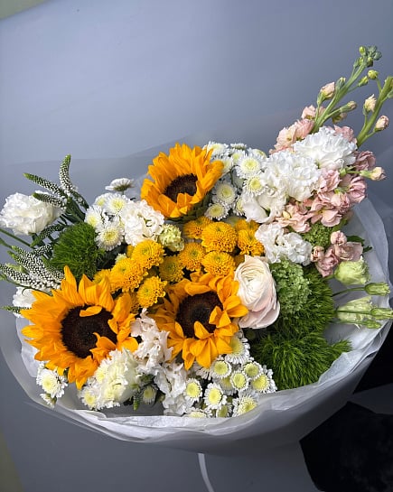 Солнечный микс с подсолнухами и ранункулюсами с доставкой по Астане