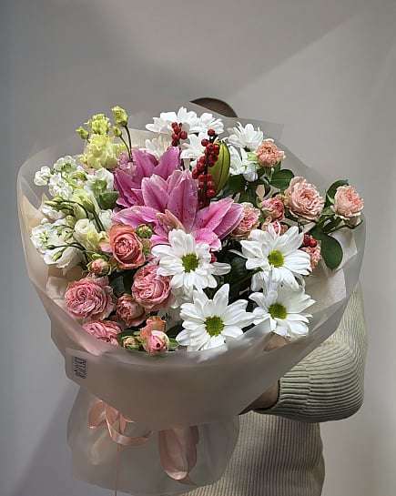 Нежный букет с розовыми лилиями и кустовыми розами с доставкой по Астане